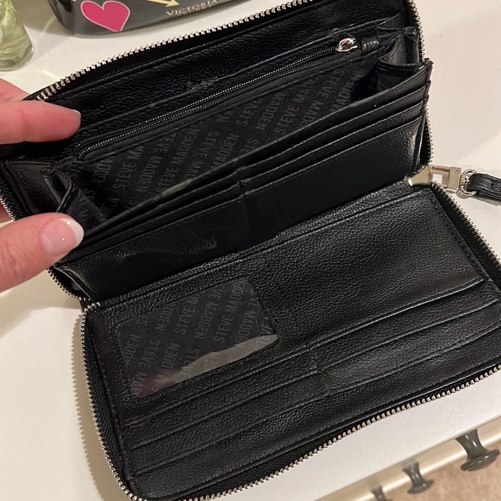Steve Madden wallet - Picture 2 of 4